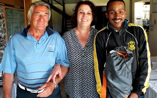 Die spelers wat in die derde plek geÃ«indig het, is (links en regs) El Matthee en Malcolm Tobias, met Helene Segal saam met hulle.